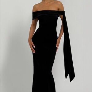 Chic Black One-Shoulder Dress